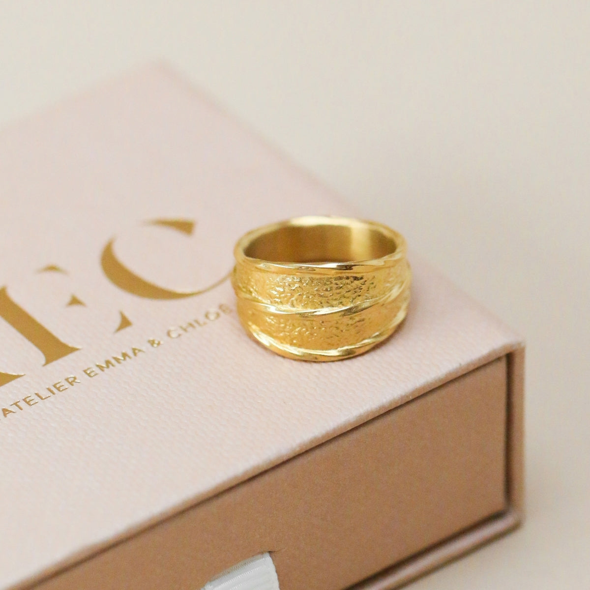 AEC Paris Ring Oceane Gold